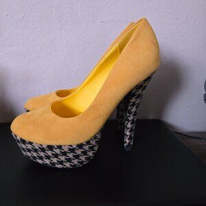 Yellow pumps